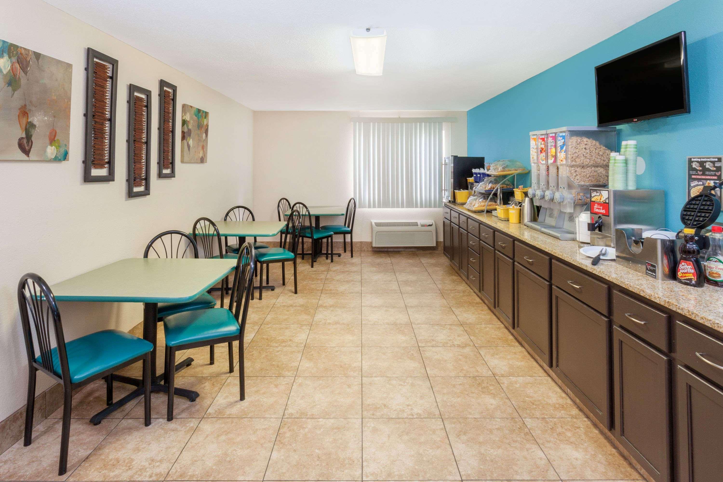 Days Inn By Wyndham Charleston Bagian luar foto