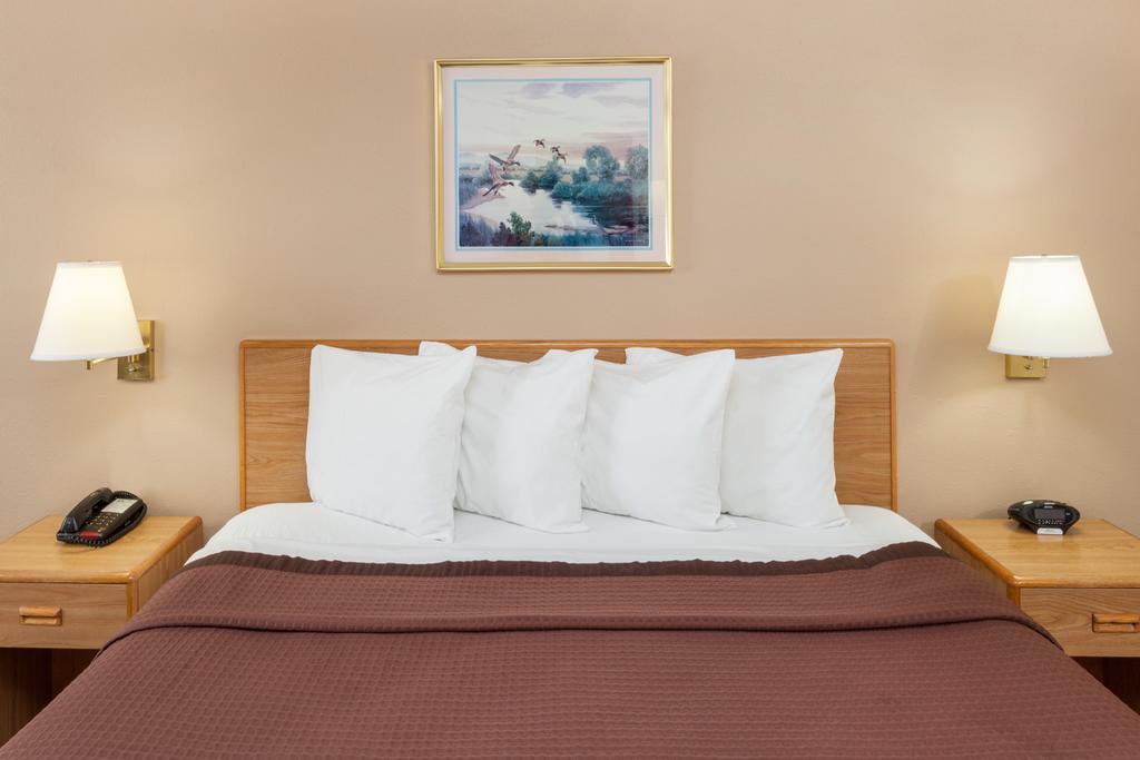 Days Inn By Wyndham Charleston Bagian luar foto