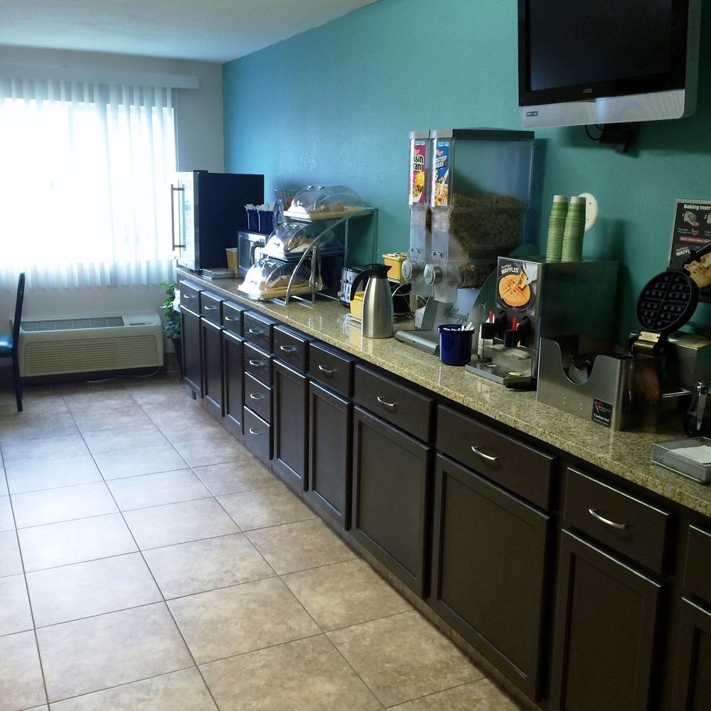 Days Inn By Wyndham Charleston Bagian luar foto